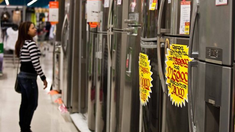 Nova regra de eficiência energética vai tirar geladeiras 'populares' do mercado, prevê indústria