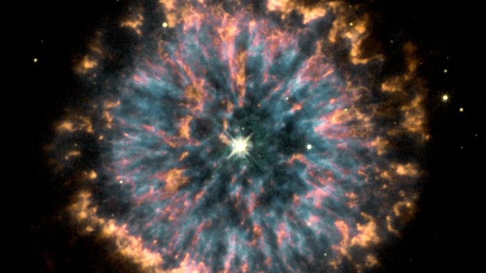 O telescópio Hubble registrou a imagem deste objeto que parece um olho gigante. Trata-se da nebulosa planetária NGC 6751, que está a cerca de 6,5 mil anos-luz de distância, na direção da  Constelação da Águia. Esta nebulosa é uma nuvem de gás que foi ejetada, há muitos milhares de anos, pela estrela quente que está no seu centro. As nebulosas planetárias não têm nada a ver com planetas. São conchas de gás lançadas por estrelas semelhantes ao Sol, mas que se aproximam do fim de suas vidas. A perda das camadas gasosas externas da estrela expõe o núcleo estelar quente, cuja forte radiação ultravioleta faz com que o gás ejetado fique fluorescente