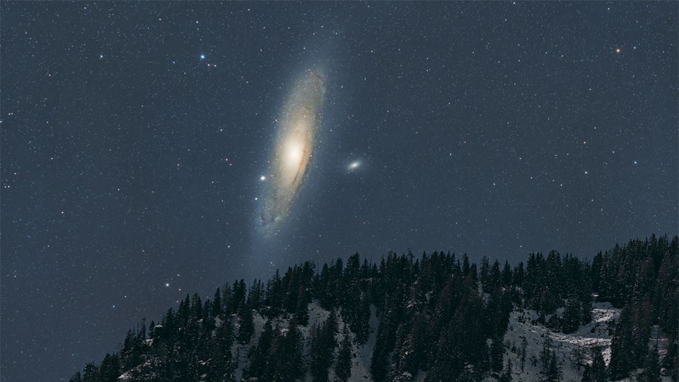 Você já viu a galáxia de Andrômeda (M31)? A imagem em destaque capturou Andrômeda, pouco antes de ela ficar atrás dos Alpes Suíços, no início de 2022. Ainda que seja possível ver a galáxia vizinha a olho nu, exposições de longa duração feitas com o auxílio de uma câmera podem captar muitos mais detalhes. Esta imagem é composta por registros de primeiro plano e de fundo, tiradas consecutivamente, com a mesma câmera e no mesmo local. Dados recentes indicam que a nossa galáxia, a Via Láctea, irá colidir com a galáxia de Andrómeda dentro de alguns bilhões de anos. M31 está localizada a cerca de 2,5 milhões de anos-luz, na direção da Constelação de Andrômeda
