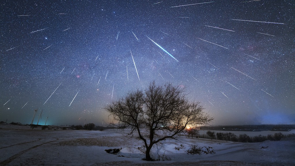 Parecem fogos de artifício, mas esses brilhos no céu são resultado de um fenômeno natural. Registrada em dezembro de 2017, esta imagem mostra o céu na província de Heilongjiang, no nordeste da China. Os 48 meteoros fazem parte da chuva anual de meteoros Geminídeas. Apesar das temperaturas de -28°C, as exposições de câmera foram feitas no horário de pico do espetáculo celestial. Os meteoros fluem como uma chuva radiante que, acima do horizonte, destaca as duas estrelas mais brilhantes da Constelação de Gêmeos, Castor e Pollux