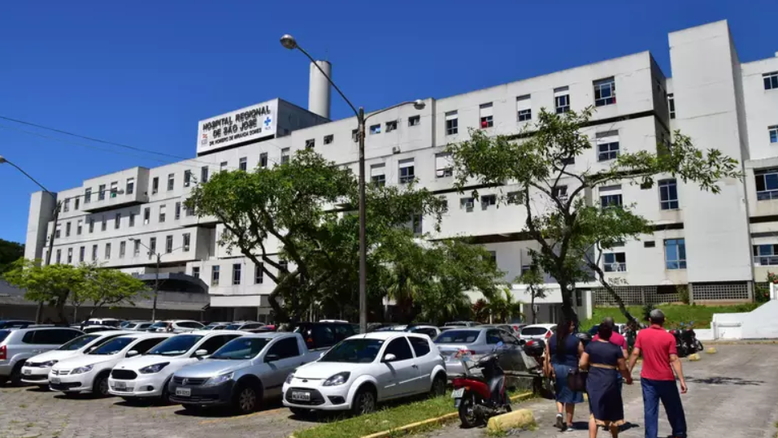Funcionário de crematório encontra mulher de 90 anos viva após ser declarada morta