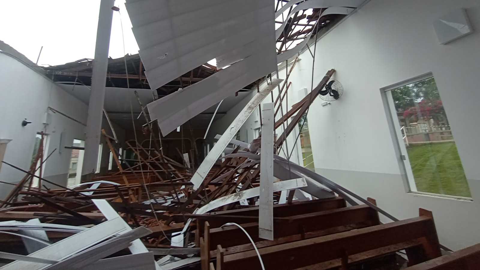 MG: teto de igreja desaba durante cerimônia natalina que reunia 300 pessoas