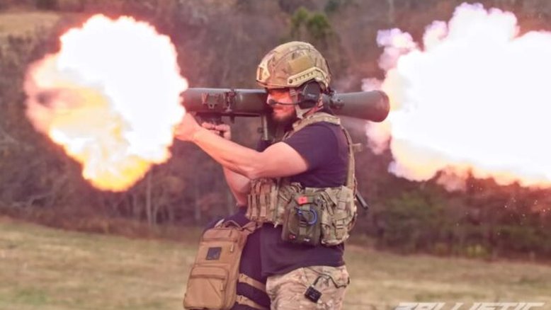 YouTuber, veterano do Exército, faz o lançador de foguetes explodir em suas mãos