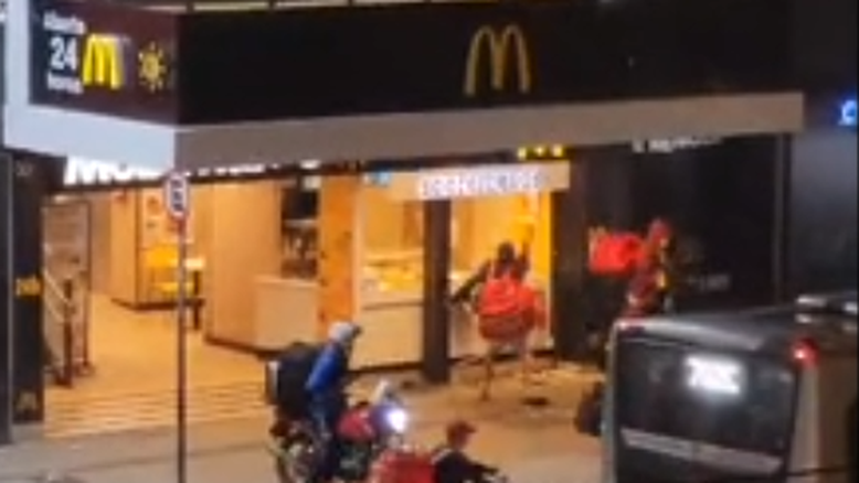 Loja do McDonald's é depredada no centro de SP