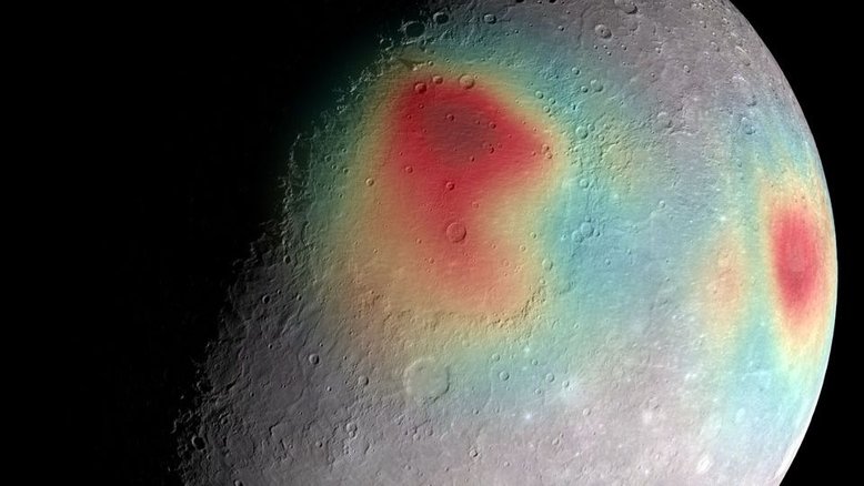 A espaçonave robótica Messenger orbitou o planeta Mercúrio por quatro anos, entre 2011 e 2015, transmitindo seus dados com ondas de rádio muito precisas. A gravidade do planeta, no entanto, alterou ligeiramente esta energia quando medida na Terra, o que permitiu a reconstrução de um mapa gravitacional de precisão sem precedentes. Nesta imagem, as anomalias gravitacionais são mostradas em cores falsas, sobrepostas à superfície cheia de crateras do planeta. Tons vermelhos indicam áreas de gravidade maior, que devem ter matéria mais densa. A porção central é a Bacia Caloris, uma enorme formação de impacto medindo cerca de 1,5 quilômetro de diâmetro