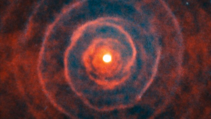LL Pegasi é um sistema estelar binário localizado a 130 anos-luz da Terra, na direção da Constelação de Pégasus. Esta imagem composta foi criada a partir de dados obtidos pelo Telescópio Espacial Hubble e pelo Atacama Large Millimeter/submillimeter Array (ALMA), que fica no Atacama, no Chile. A antiga estrela LL Pegasi perde material gasoso de forma contínua, à medida que se transforma numa nebulosa planetária. A forma em espiral bem marcada é criada pelas duas estrelas que orbitam uma nuvem de gás
