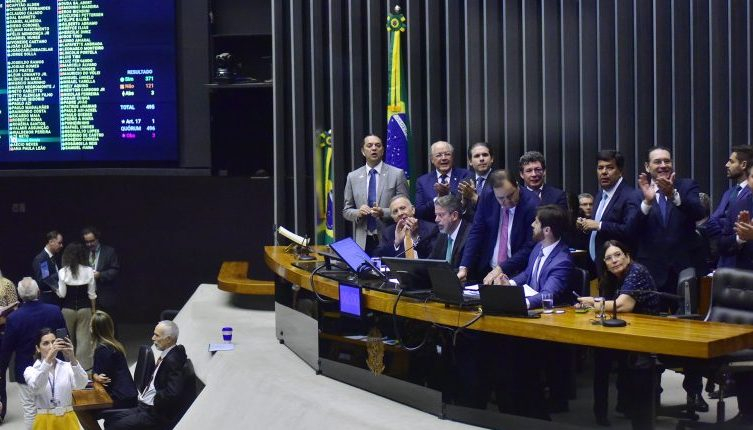 O texto aprovado é uma mistura entre a versão da Câmara, do relator Aguinaldo Ribeiro (PP-PB), e a versão do Senado, do senador Eduardo Braga (MDB-AM)
