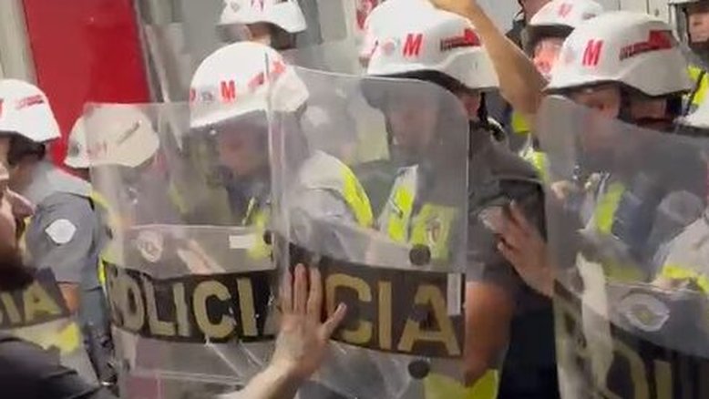 Vídeo: polícia joga gás de pimenta durante votação de desestatização da Sabesp
