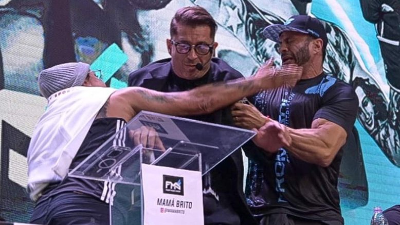 Popó agride Kléber Bambam em coletiva antes de luta de boxe