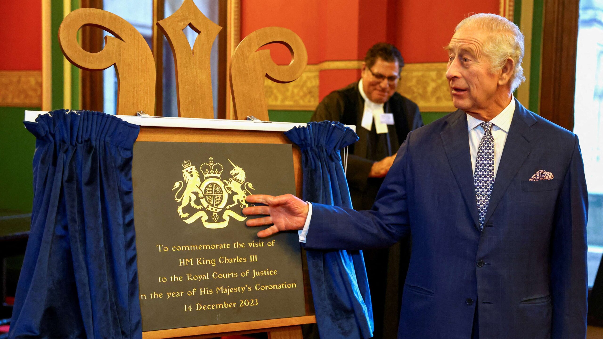 Rei Charles visita a Corte Britânica de Justiça