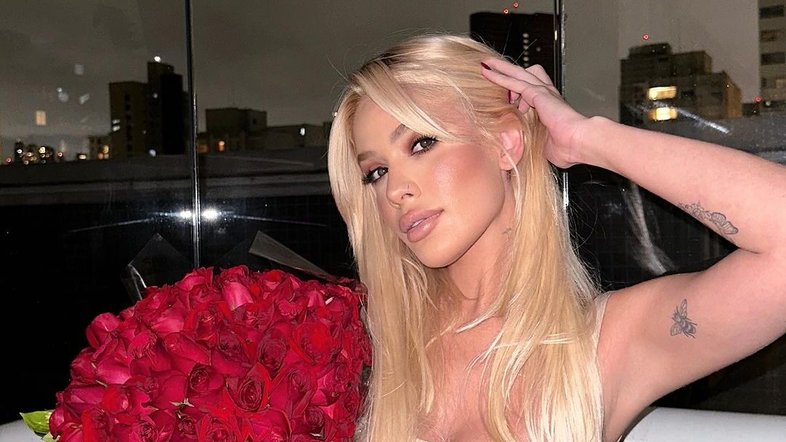 Karoline Lima explica porque não apareceu beijando ninguém na Farofa da Gkay: 'Quando fiz o que fiz, criticaram'