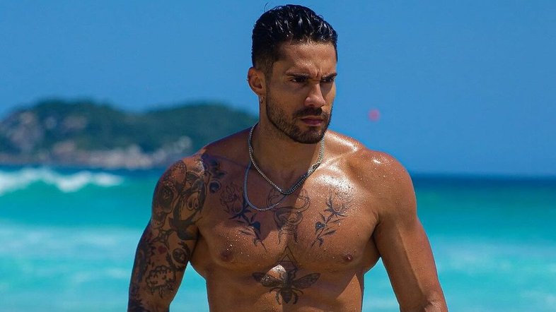 Bil Araújo responde após 'mostrar demais' na praia: 'Tamanho não é documento'