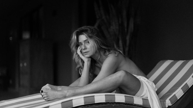 Solteira, Leticia Spiller ganha elogios após postar foto de toalha