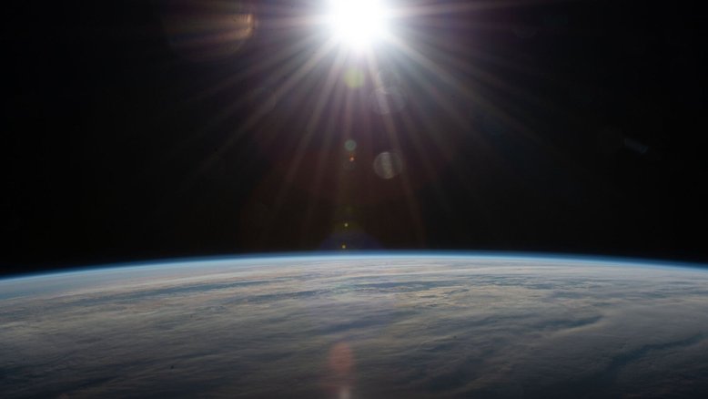 Eis um registro de como o Sol e a Terra são vistos da Estação Espacial Internacional (ISS). Ela foi feita em 24 de maio de 2020. Esta altura do Sol, acima do horizonte, é chamada de ângulo beta e sua posição pode influenciar as operações da ISS. O Monitor de Interações Atmosfera-Espaço (ASIM) observa relâmpagos e rastreia o que acontece no alto do céu terrestre. Este caçador de tempestades baseado no espaço monitora a Terra o tempo todo, com apenas alguns intervalos. Quando as naves espaciais chegam ou saem da ISS, o monitor é desligado para que os seus instrumentos sensíveis não sejam danificados pelas brilhantes luzes de navegação. Quando o Sol está muito baixo no horizonte, a sua luz também pode saturar os sensores do ASIM