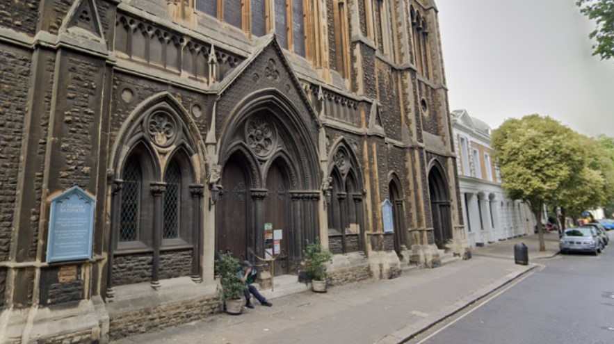 Professor de escola tradicional de Londres é encontrado morto no presépio de uma igreja