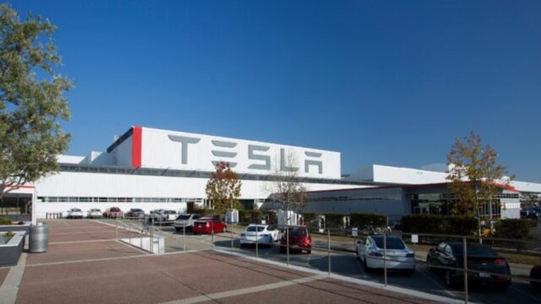 Robô ataca engenheiro em fábrica da Tesla nos EUA