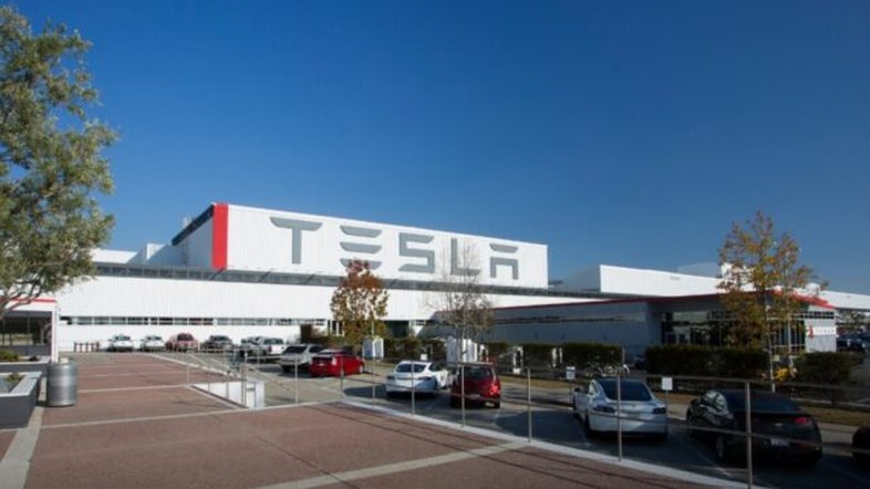Robô ataca engenheiro em fábrica da Tesla nos EUA
