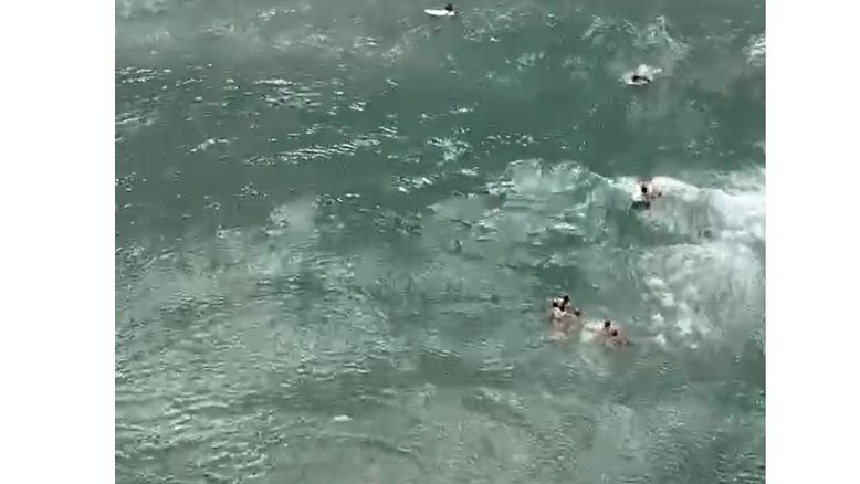 SP: Vídeo mostra resgate de turistas arrastados pela correnteza em Ubatuba