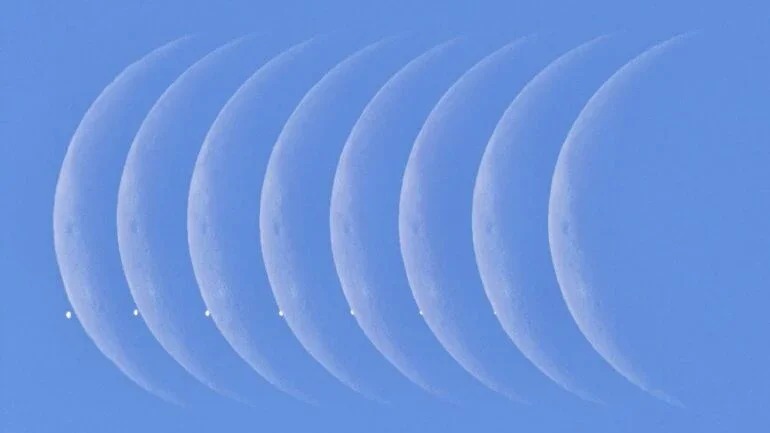 Vênus está em sua fase como Estrela da Manhã, brilhando acima do horizonte Leste, antes do amanhecer. O planeta, que também é conhecido como Estrela de Prata, aparece nesta imagem ao lado da Lua Minguante do mês passado, na quinta-feira, dia 9 de novembro. Em alguns locais, a Lua chegou a ocultar Vênus, passando em frente ao planeta. Esta série composta registra a aproximação da Lua e da Estrela da Manhã no céu azul de Varsóvia, na Polônia. A progressão de oito imagens telescópicas nítidas, tiradas entre 10h56 e 10h58 (horário local), vai da esquerda para a direita, demonstrando como o planeta vizinho foi ocultado pelo satélite natural da Terra