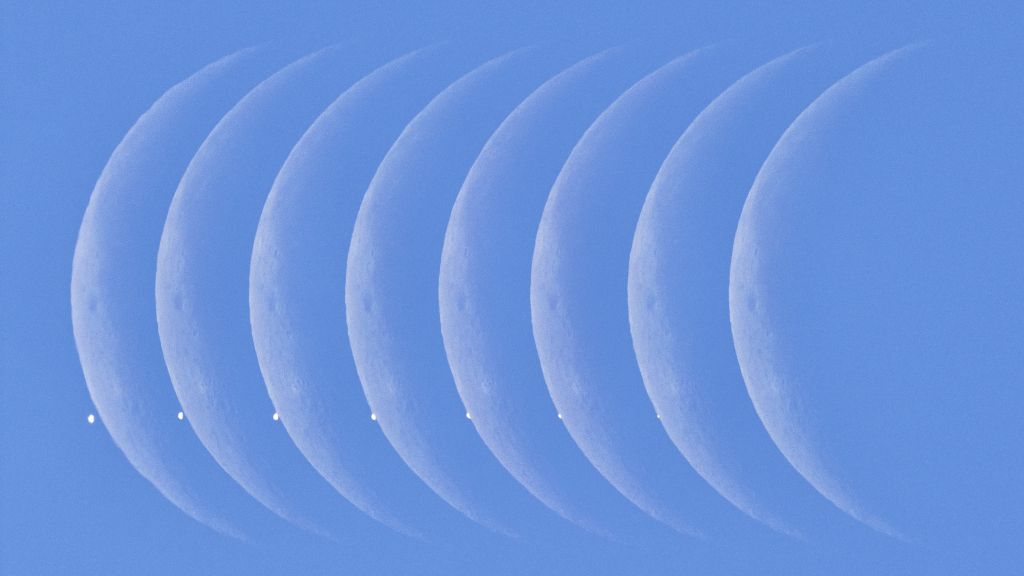 Vênus está em sua fase como Estrela da Manhã, brilhando acima do horizonte Leste, antes do amanhecer. O planeta, que também é conhecido como Estrela de Prata, aparece nesta imagem ao lado da Lua Minguante do mês passado, na quinta-feira, dia 9 de novembro. Em alguns locais, a Lua chegou a ocultar Vênus, passando em frente ao planeta. Esta série composta registra a aproximação da Lua e da Estrela da Manhã no céu azul de Varsóvia, na Polônia. A progressão de oito imagens telescópicas nítidas, tiradas entre 10h56 e 10h58 (horário local), vai da esquerda para a direita, demonstrando como o planeta vizinho foi ocultado pelo satélite natural da Terra