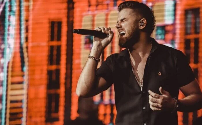 Cantor sertanejo Zé Neto segue internado