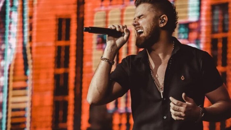 Cantor sertanejo Zé Neto segue internado