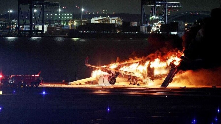 Avião da Japan Airlines estava em chamas na pista do aeroporto de Haneda, em Tóquio