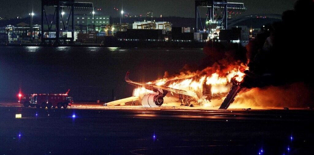 Avião da Japan Airlines estava em chamas na pista do aeroporto de Haneda, em Tóquio
