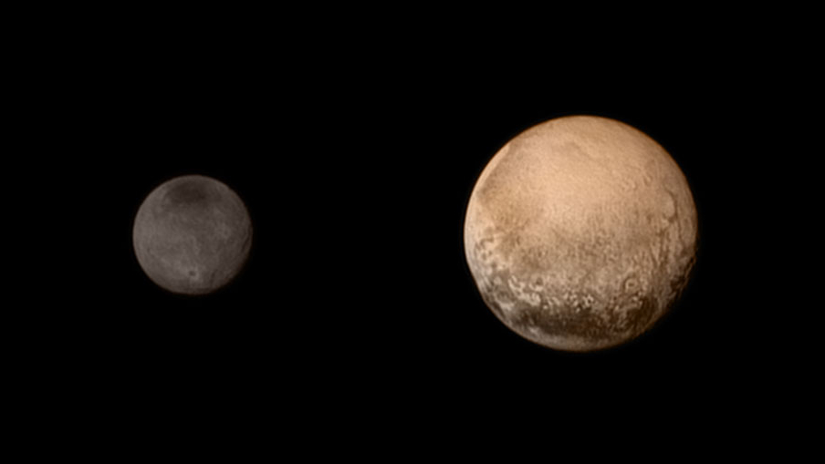 Em julho de 2015, a sonda New Horizons fez a sua maior aproximação de Plutão, transmitindo dados novos e esclarecedores sobre esse mundo distante que permaneceu remoto e misterioso desde a sua descoberta, em 1930. Nesta imagem composta, vê-se umas de suas luas, Caronte (à esquerda) e Plutão (à direita) com detalhes sem precedentes. Atualmente, sabe-se que essa dupla distante órbita um centro de gravidade comum, compondo um sistema binário em rotação síncrona