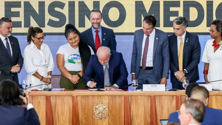 Como vai funcionar o auxílio ‘Pé-de-Meia’ para estudantes