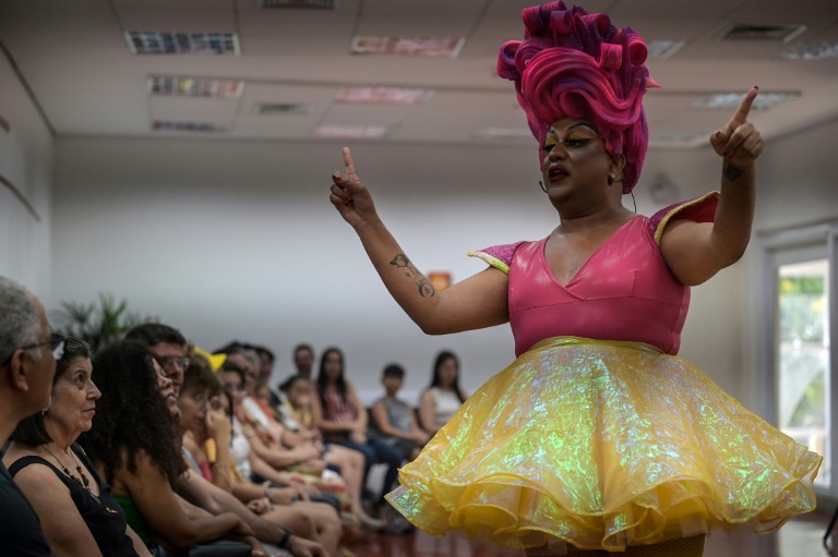 Drag queen brasileira luta contra homofobia contando histórias para crianças