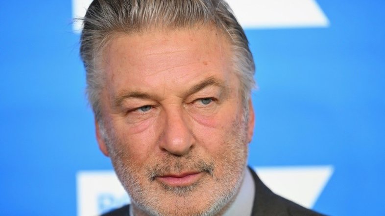 Alec Baldwin se pronuncia e agradece apoio após arquivamento de julgamento por homicídio