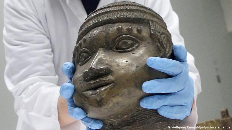 Alemanha e França vão investigar origem de artefatos africanos em museus