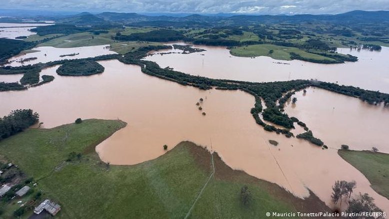 O impacto das enchentes em cidades, campos e na natureza