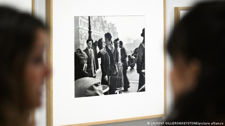 Morre protagonista da clássica foto do beijo em Paris de Doisneau