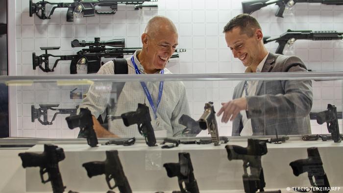 Registros de armas para defesa pessoal caem 82% no Brasil