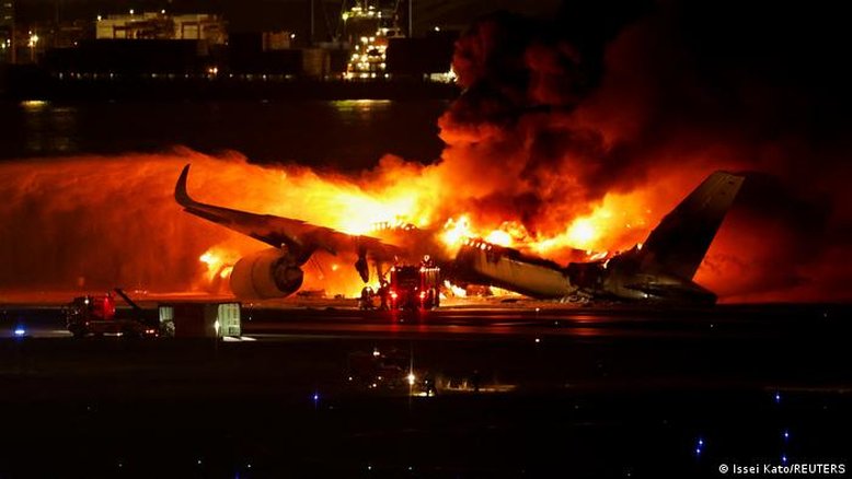 Colisão de aviões mata 5 no Japão, e 380 escapam