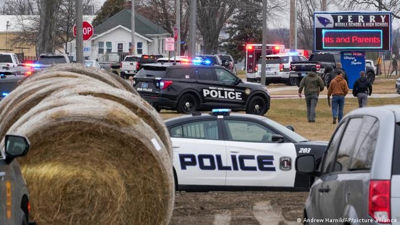 Atirador deixa um morto e vários feridos em escola em Iowa, nos EUA