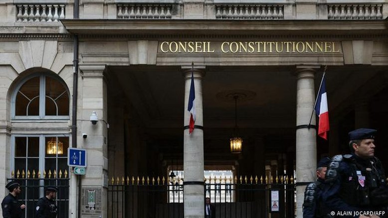 Corte francesa derruba partes de polêmica lei anti-imigração