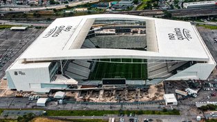 Corinthians e Bahia se enfrentam em campo hoje enquanto brigam nos bastidores