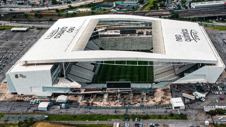 Corinthians e Bahia se enfrentam em campo hoje enquanto brigam nos bastidores