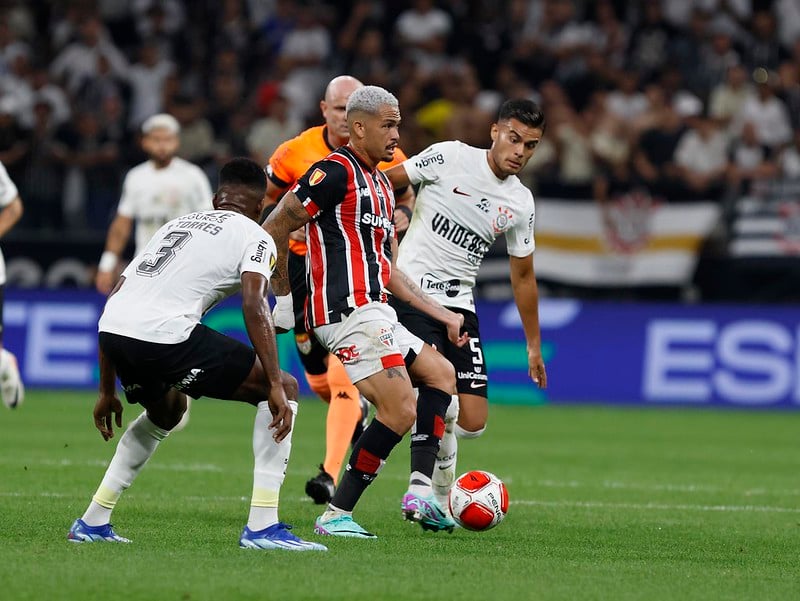 São Paulo vence Corinthians na Neo Química pela 1ª vez em noite de vaias a Yuri Alberto
