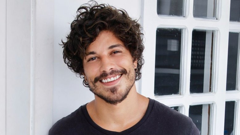 Ator Douglas Sampaio