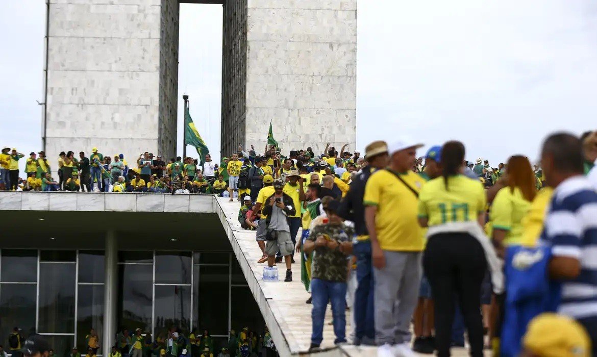 Pena para financiadores do 8/1 tende a ser menor que de golpistas presentes nos Três Poderes