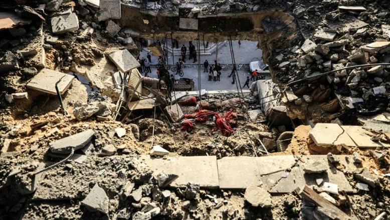 Israel mantém bombardeio a Gaza, aonde chegam remédios para os reféns