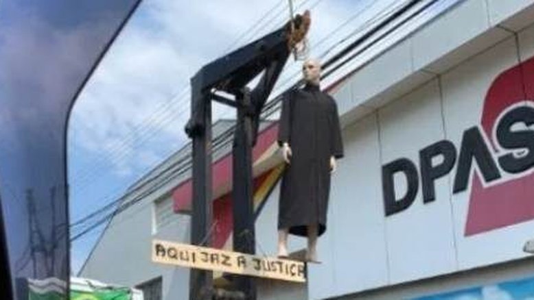 Internauta denuncia caminhão em que Moraes aparece enforcado; veja vídeo