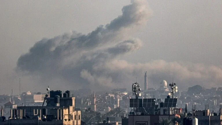 Hamas diz que tanques israelenses disparam contra hospital em Gaza