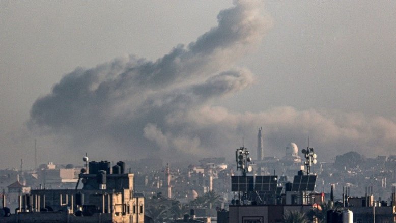 Hamas diz que tanques israelenses disparam contra hospital em Gaza