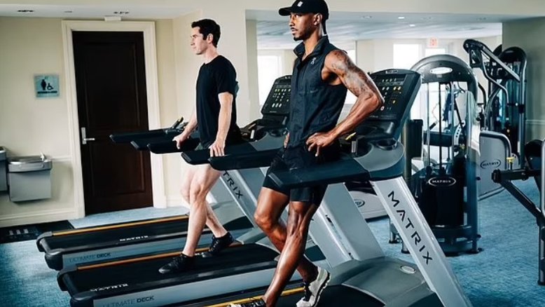 'Caminhada para trás' vira tendência de fitness; especialistas analisam