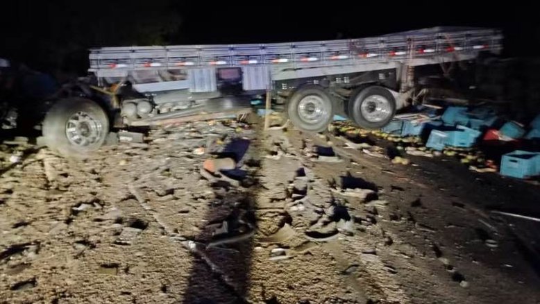 BA: batida entre caminhão e ônibus turístico deixa 25 pessoas mortas e seis feridas